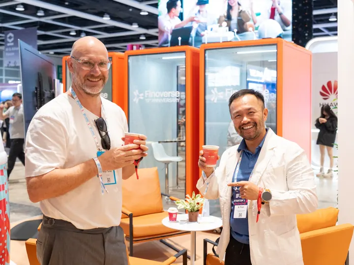 Guests meeting at the Finoverse booth